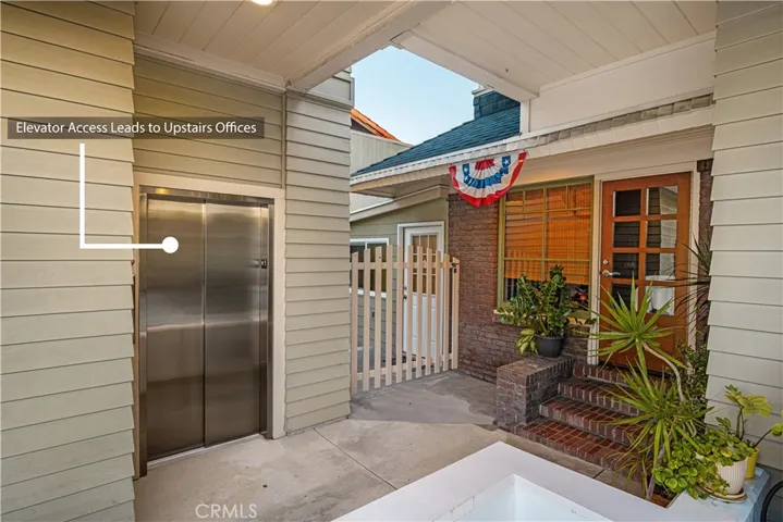 Elevator entry from the first floo