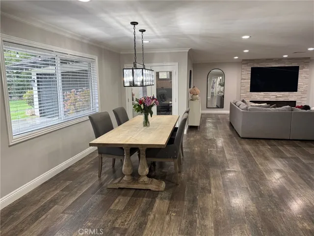 Dining Area to seat 10+