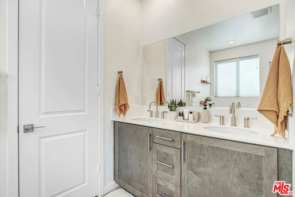 27566 Manzanita Way, Valencia, California 91381 home-pic-24