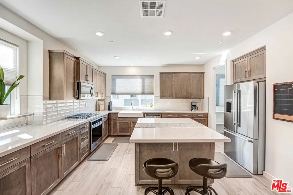 27566 Manzanita Way, Valencia, California 91381 home-pic-10