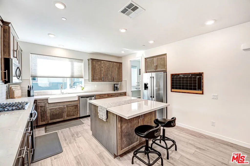 27566 Manzanita Way, Valencia, California 91381 home-pic-11