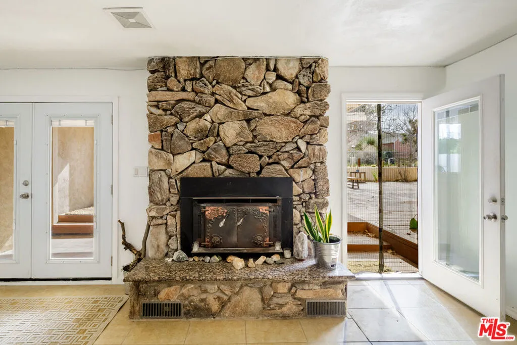 56839 Bonanza Drive, Yucca Valley, California 92284 home-pic-4