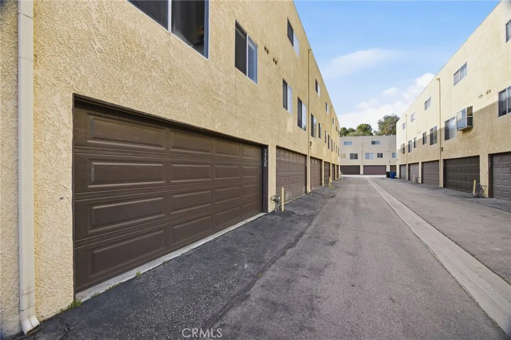 7738 Via Napoli 50, Burbank, California 91504 home-pic-32