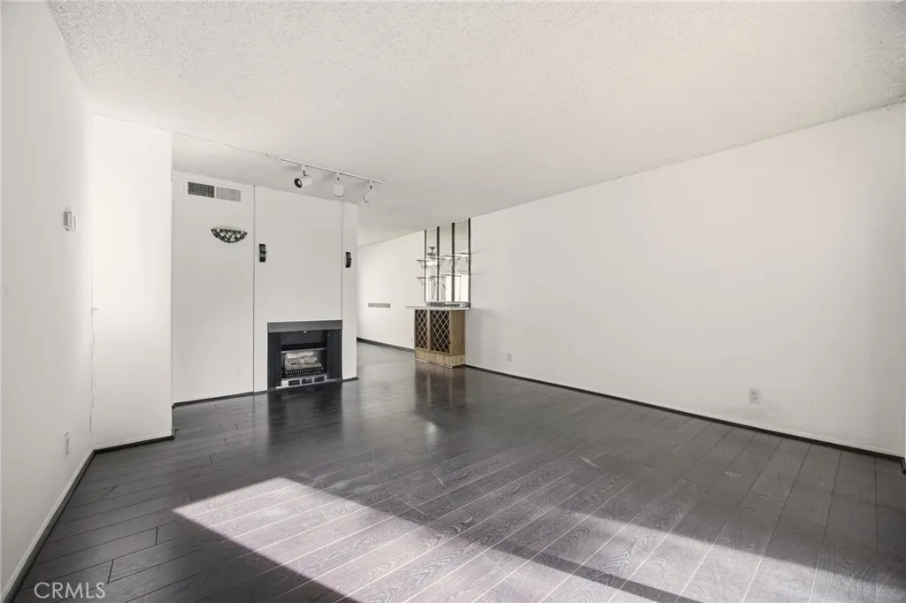 7738 Via Napoli 50, Burbank, California 91504 home-pic-6