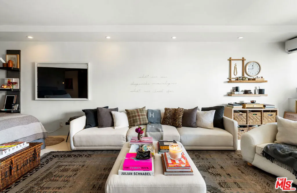 999 N Doheny Drive 811, West Hollywood, California 90069 home-pic-3