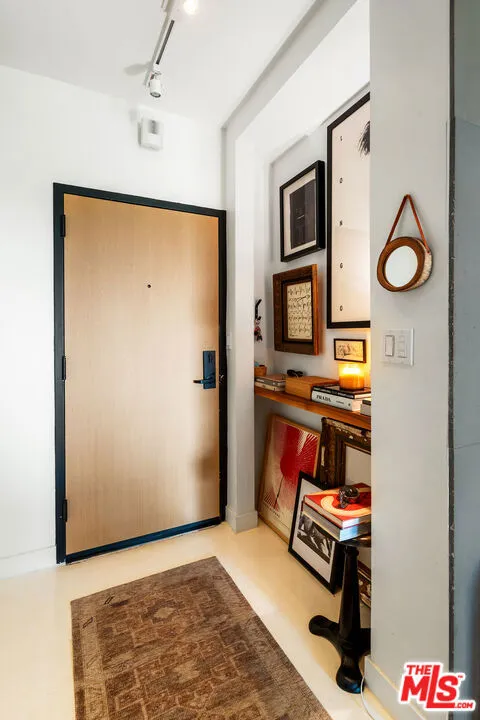 999 N Doheny Drive 811, West Hollywood, California 90069 home-pic-2