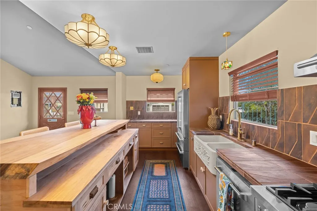 437 N Parish Pl., Burbank, California 91506 home-pic-3