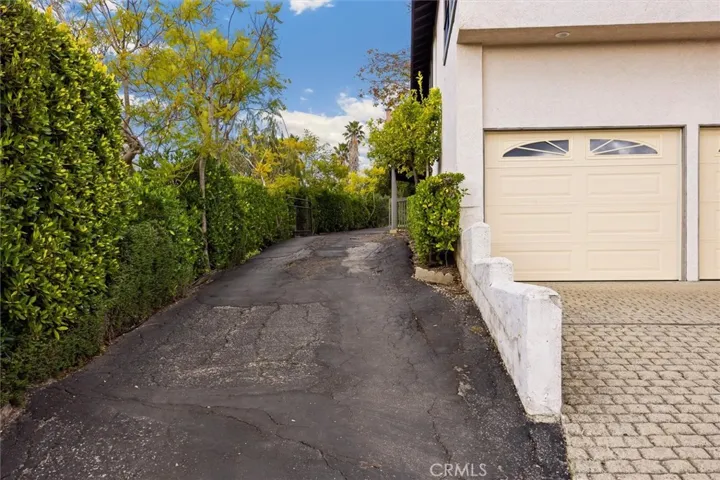 Driveway to backyard and access without stairs