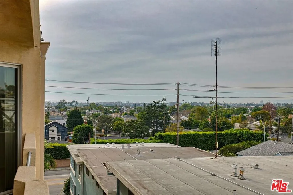3460 S Centinela Avenue 403, Los Angeles, California 90066 home-pic-37