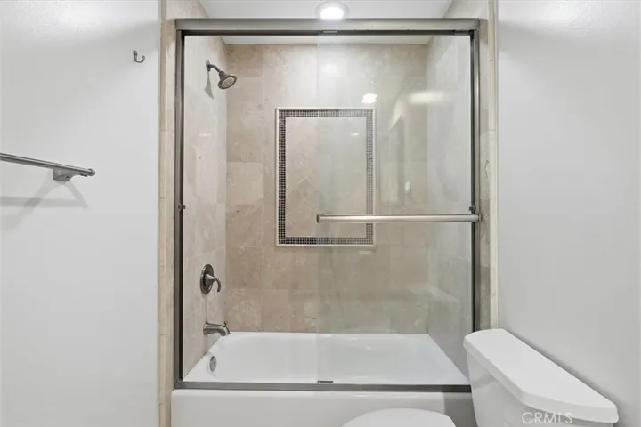 Downstairs guest shower and tub