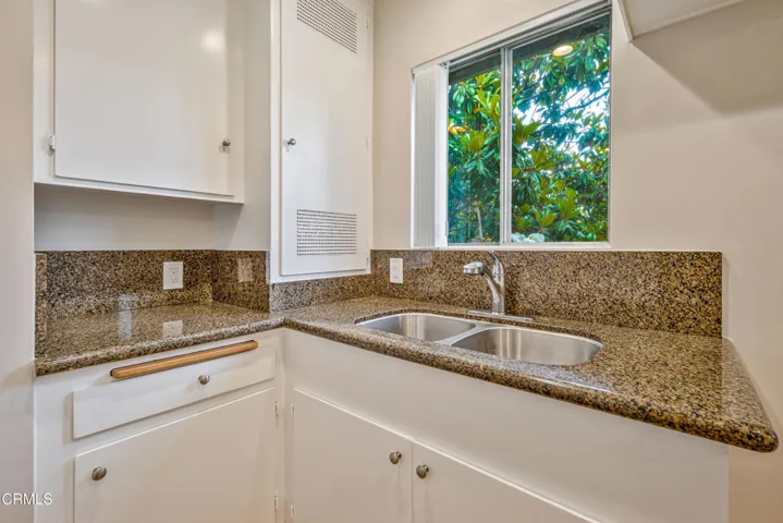 Mountain kitchen with tree top views