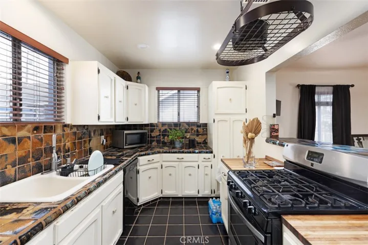 5851 Premiere Avenue, Lakewood, California 90712