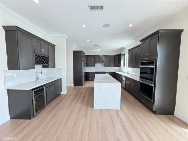 Kitchen with wet bar