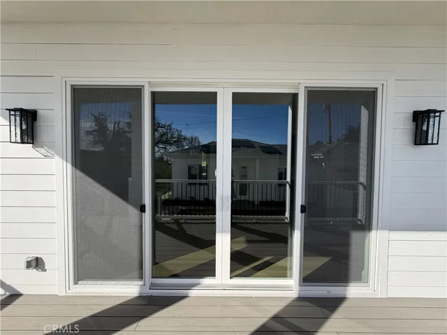 Sliding doors with screens
