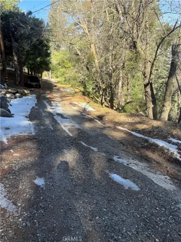 Dirt rd to get in is in good condition