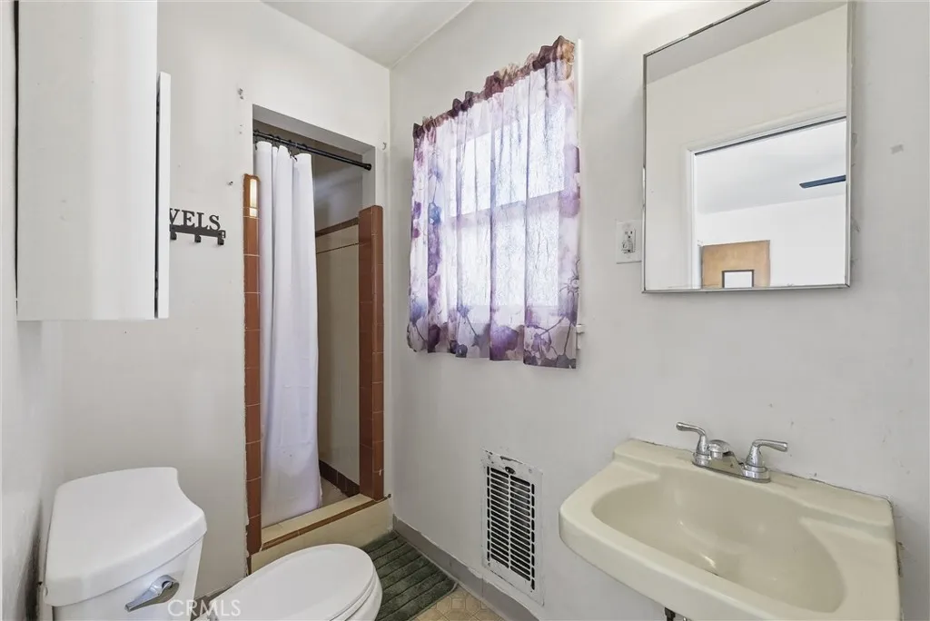 933 King Avenue, Wilmington, California 90744 home-pic-22