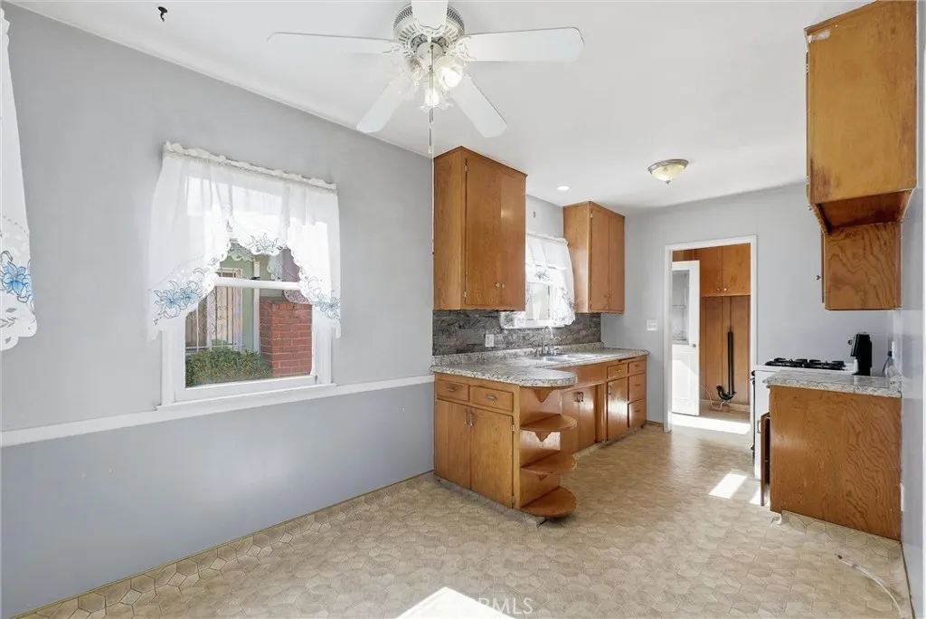 933 King Avenue, Wilmington, California 90744 home-pic-9