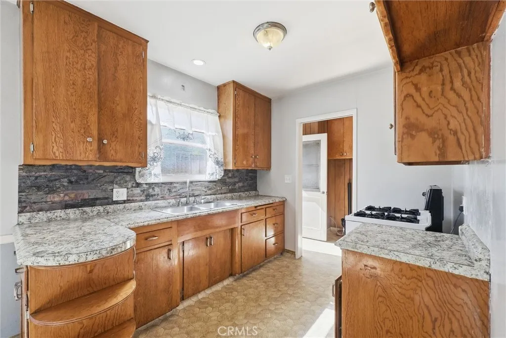 933 King Avenue, Wilmington, California 90744 home-pic-8