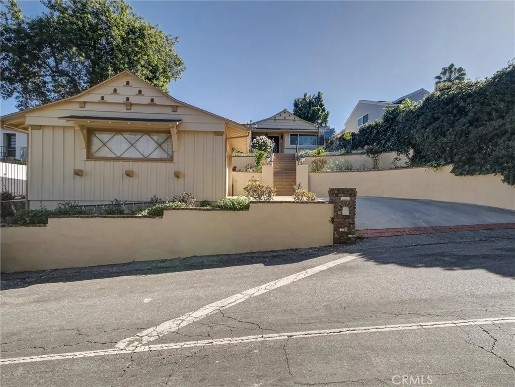 4148 Camino De La Cumbre, Sherman Oaks, California 91423 home-pic-1