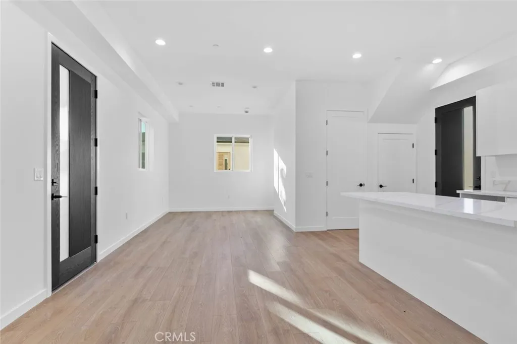 6842 Cedros Avenue, Van Nuys, California 91405 home-pic-57