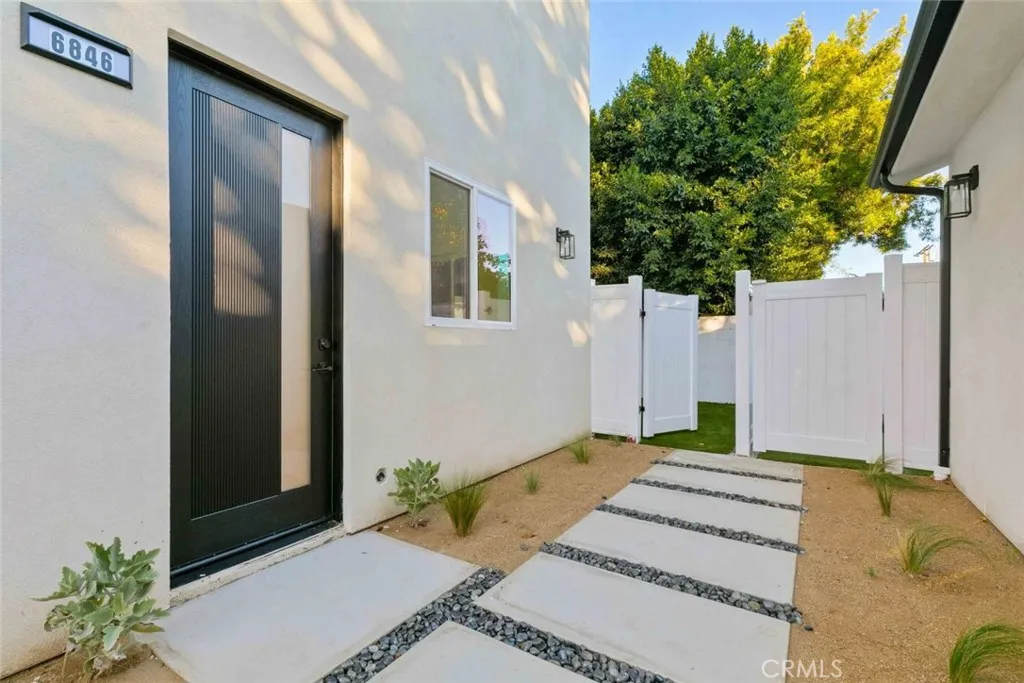 6842 Cedros Avenue, Van Nuys, California 91405 home-pic-49