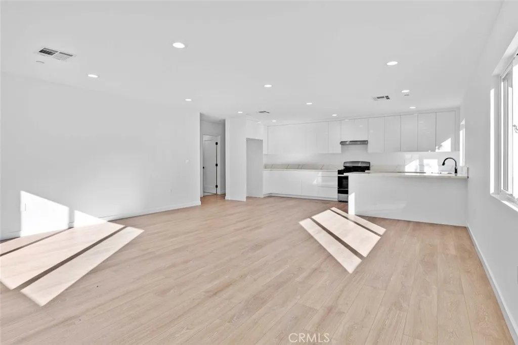 6842 Cedros Avenue, Van Nuys, California 91405 home-pic-11