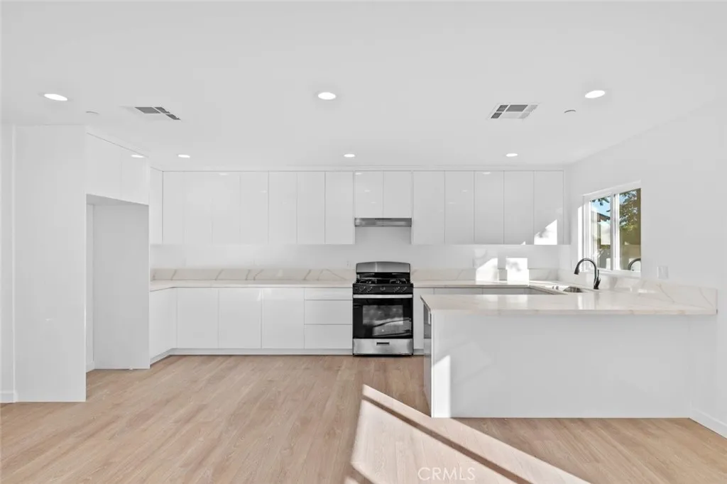 6842 Cedros Avenue, Van Nuys, California 91405 home-pic-8