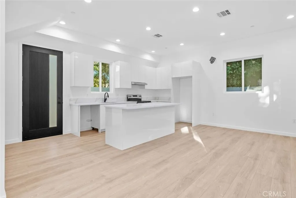 6842 Cedros Avenue, Van Nuys, California 91405 home-pic-58