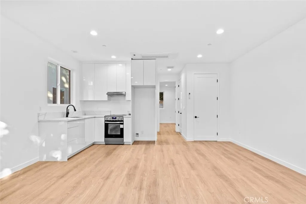 6842 Cedros Avenue, Van Nuys, California 91405 home-pic-33