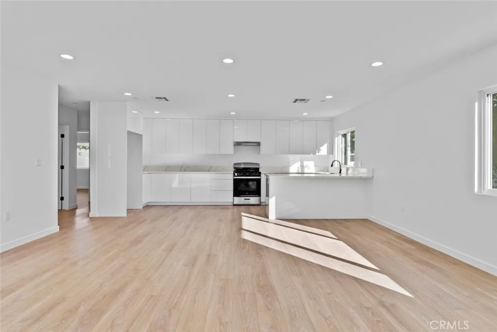 6842 Cedros Avenue, Van Nuys, California 91405 home-pic-6