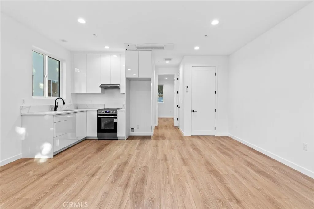 6842 Cedros Avenue, Van Nuys, California 91405 home-pic-37