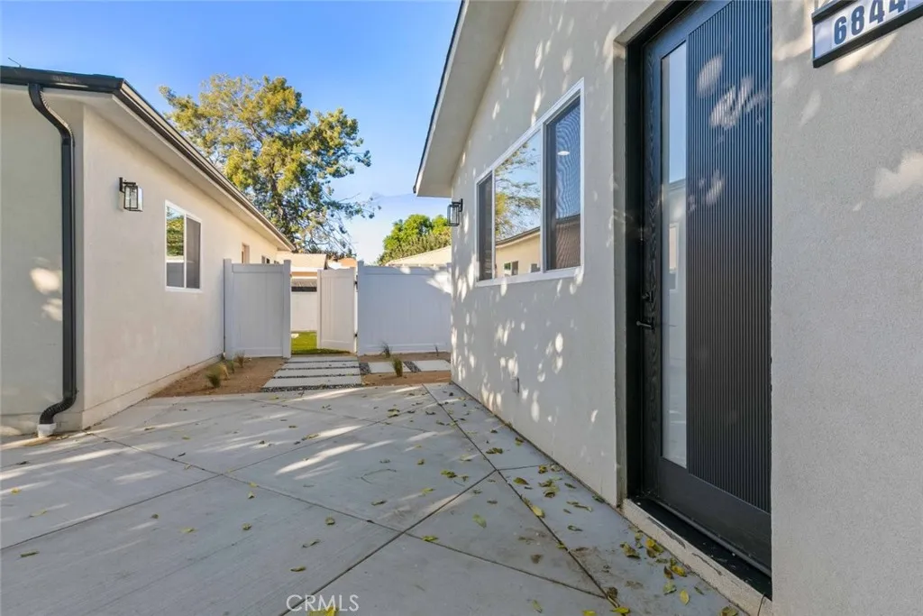 6842 Cedros Avenue, Van Nuys, California 91405 home-pic-32
