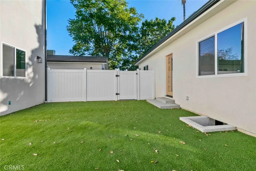 6842 Cedros Avenue, Van Nuys, California 91405 home-pic-26