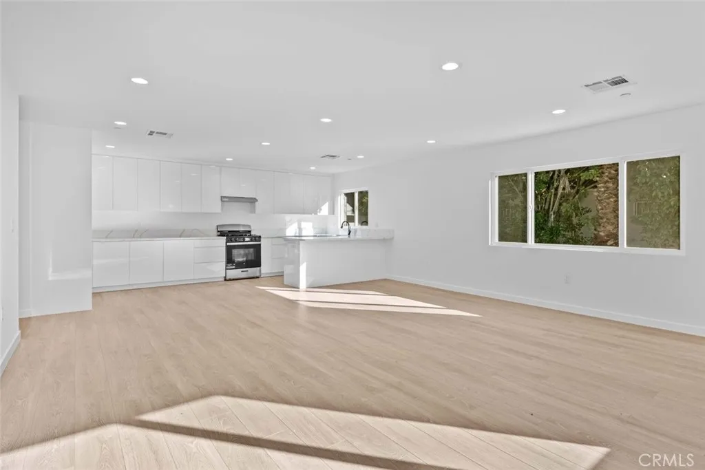 6842 Cedros Avenue, Van Nuys, California 91405 home-pic-5