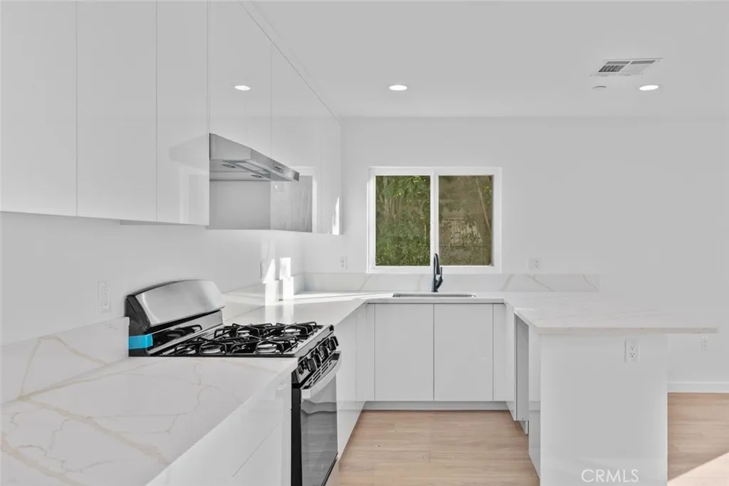 6842 Cedros Avenue, Van Nuys, California 91405 home-pic-10