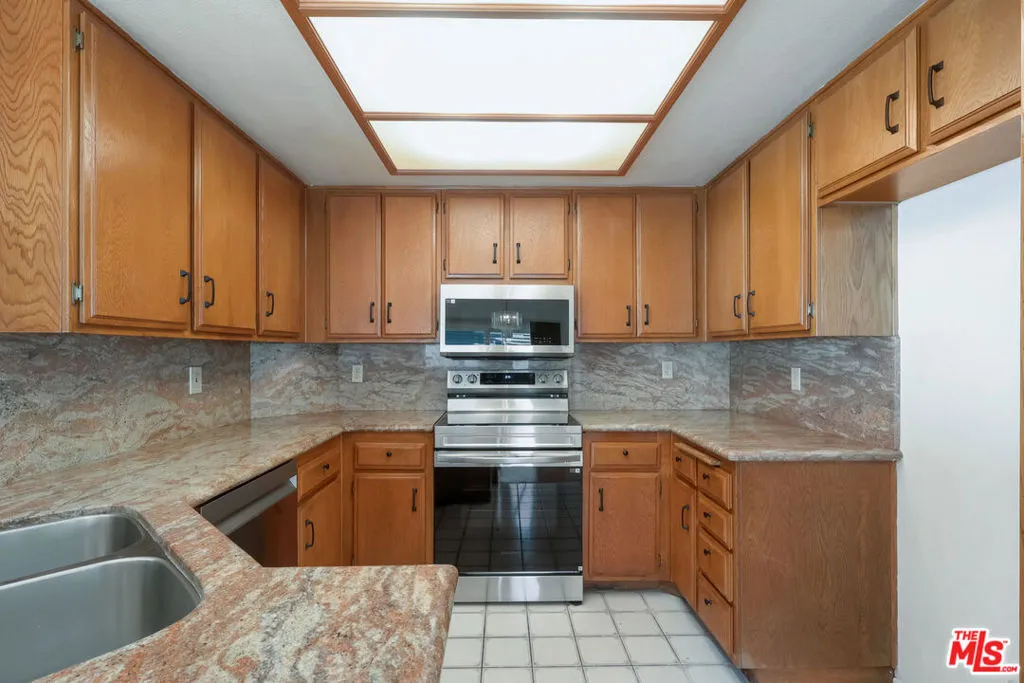 8821 Penridge Place, Inglewood, California 90305 home-pic-11