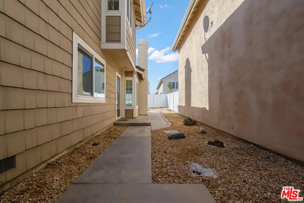 8821 Penridge Place, Inglewood, California 90305 home-pic-2