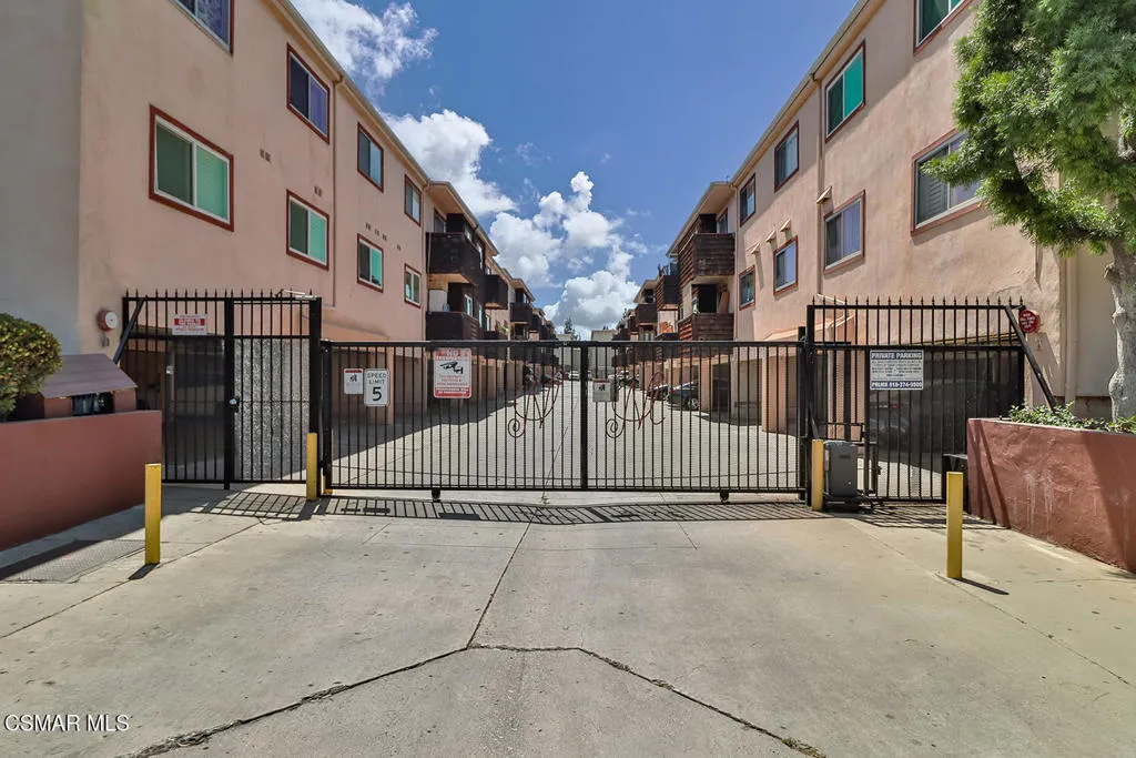 5349 Newcastle Avenue 28, Encino, California 91316 home-pic-28