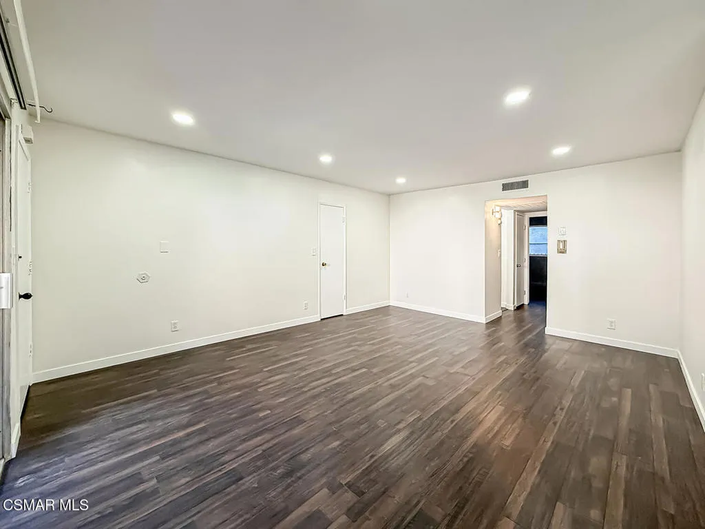 5349 Newcastle Avenue 28, Encino, California 91316 home-pic-7