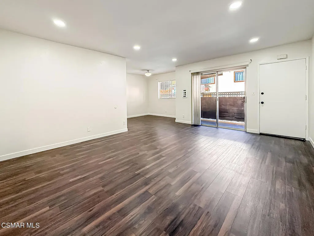 5349 Newcastle Avenue 28, Encino, California 91316 home-pic-5