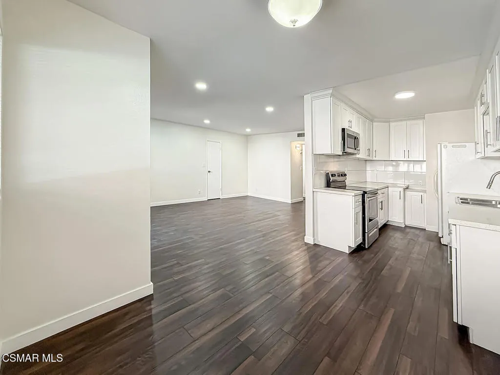 5349 Newcastle Avenue 28, Encino, California 91316 home-pic-9