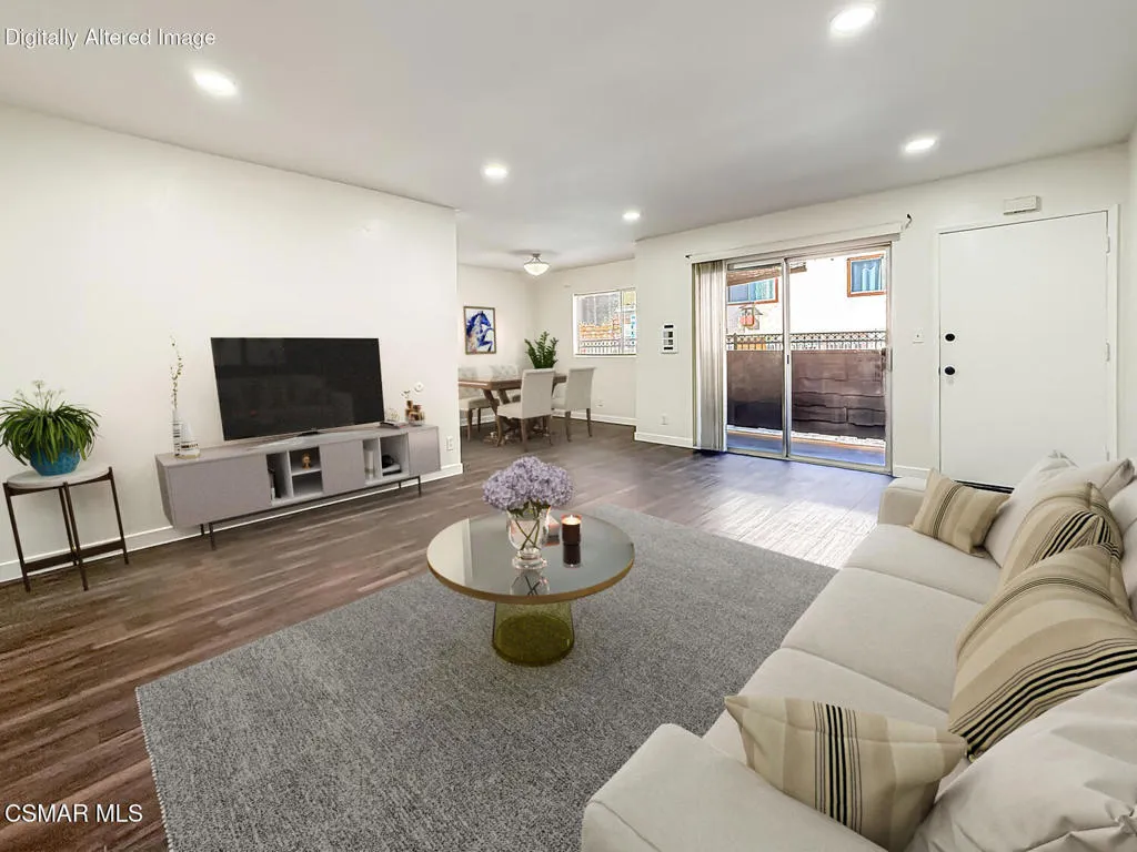 5349 Newcastle Avenue 28, Encino, California 91316 home-pic-4