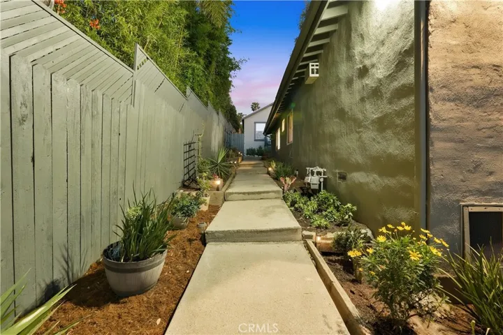 1406 Manzanita, Los Angeles, California 90027