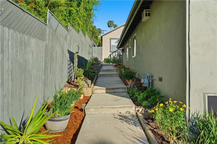1406 Manzanita, Los Angeles, California 90027