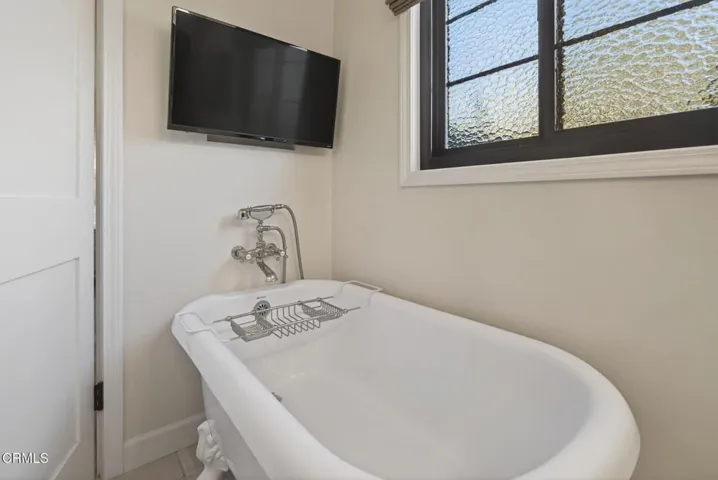 26-web-or-mls-Upmarket Media-2456She082