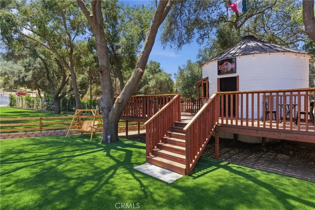 Silo with deck