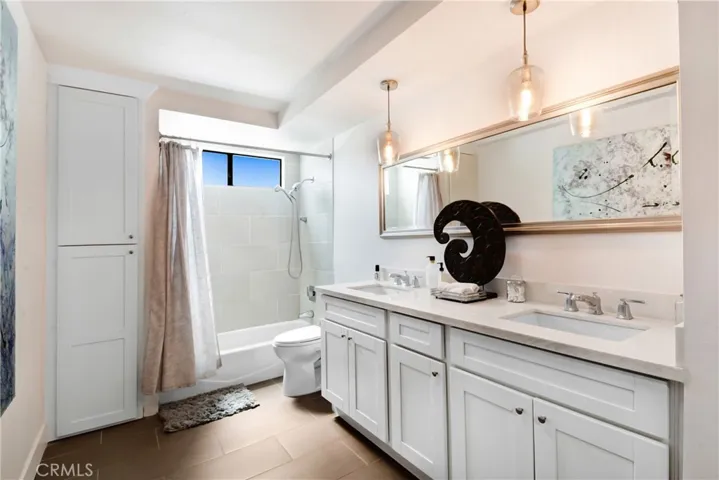 Upstairs Full Bathroom