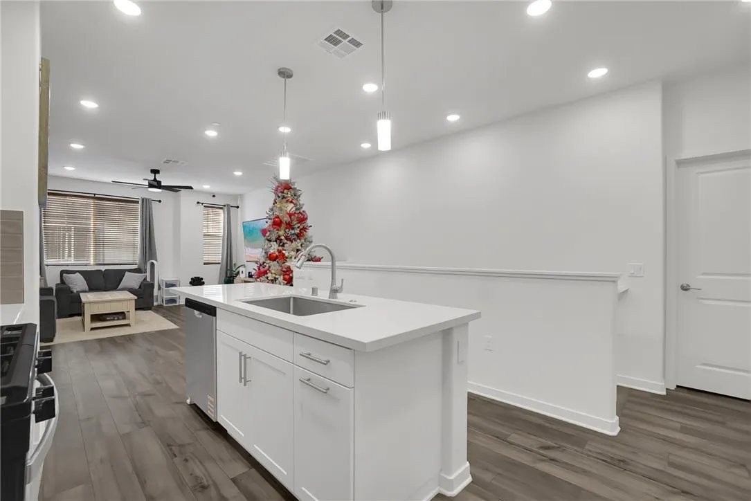 9785 Crossbay Loop 1503, Jurupa Valley, California 92509 home-pic-4