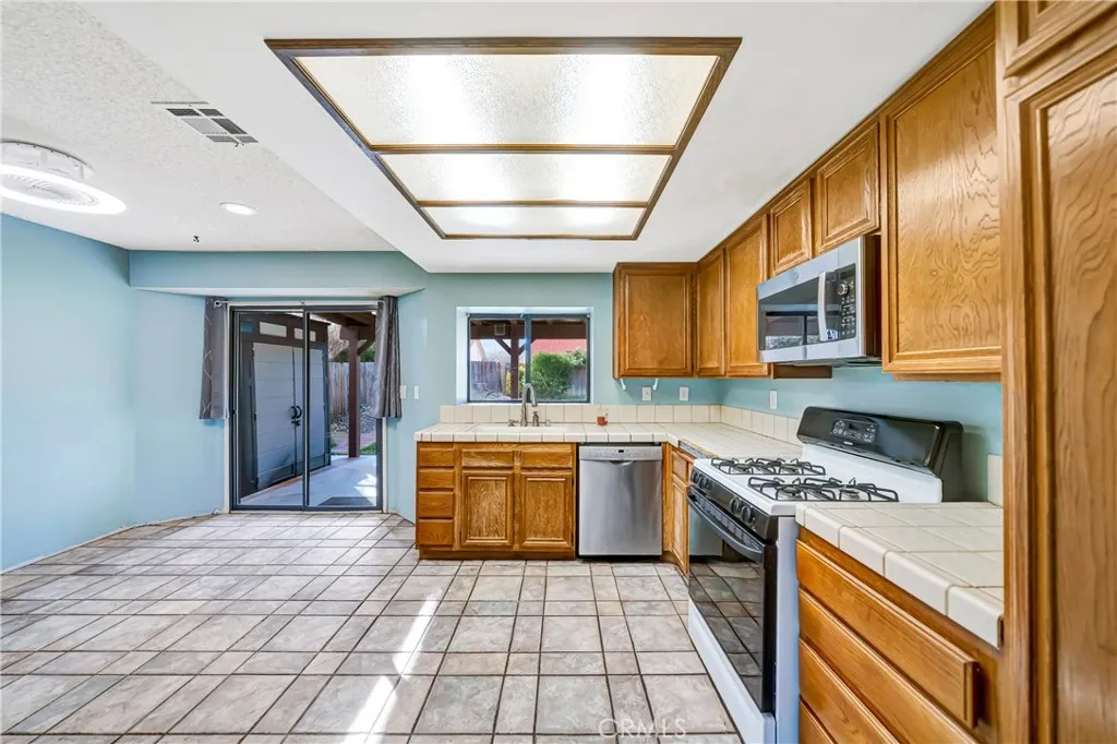 43247 Echard, Lancaster, California 93536 home-pic-11