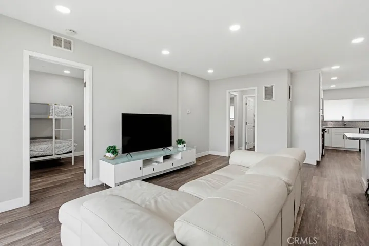 1860 W Glenoaks L, Anaheim, California 92801